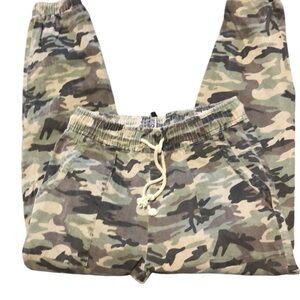 Pull on camo pants size L.